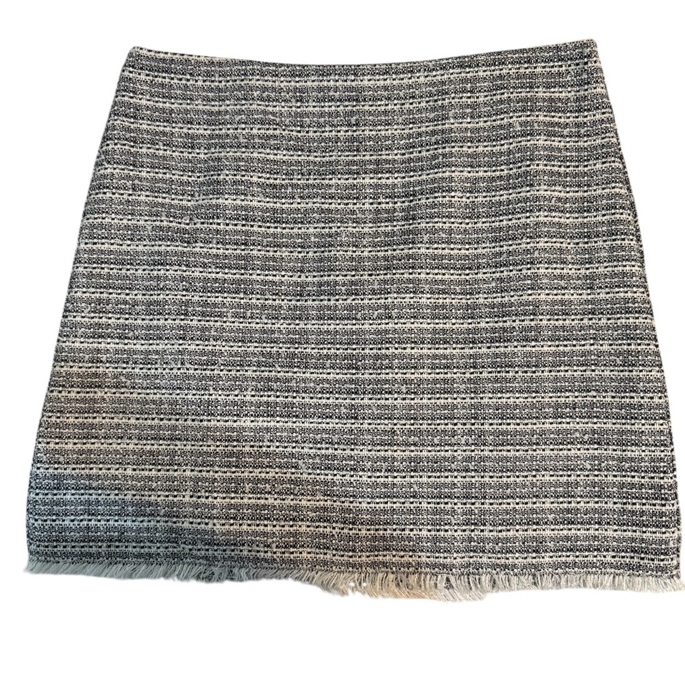 LOFT women’s skirt back zipper black and white.